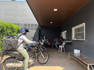 Entre um pedido e outro, entregadores enfrentam sol, chuva e falta de &aacute;gua 