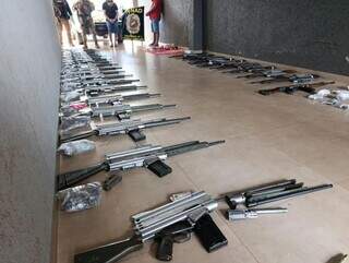 Arsenal com 30 fuzis para abastecer favelas do Brasil &eacute; apreendido no Paraguai