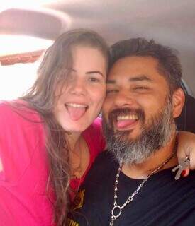 Câmera mostra suspeito saindo com filho antes de mulher ser encontrada morta Câmera mostra suspeito saindo com filho antes de mulher ser encontrada morta