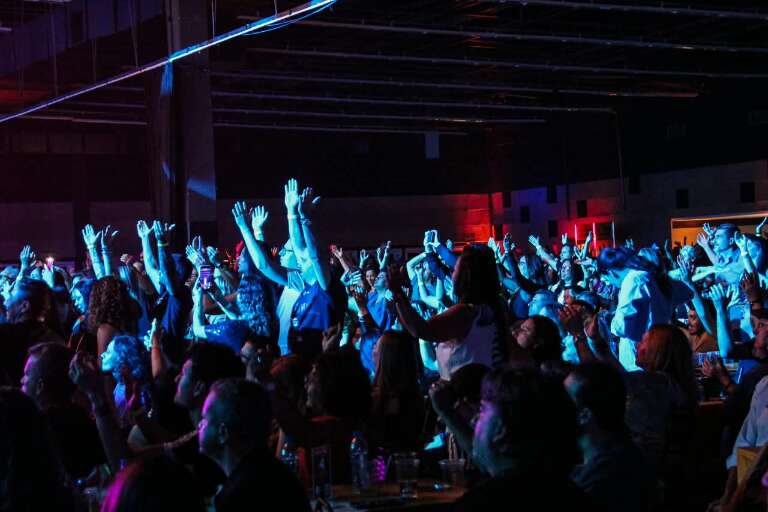 Show de rock combina com mesa? Público dos Titãs responde de pé