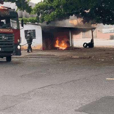 Borracharia pega fogo e chamas avan&ccedil;am para a &aacute;rea interna