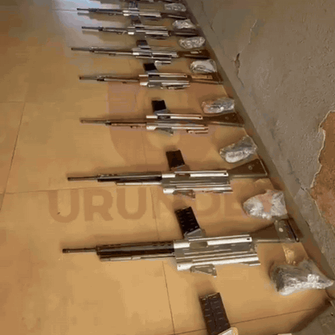 Arsenal com 30 fuzis para abastecer favelas do Brasil &eacute; apreendido no Paraguai