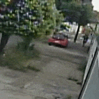 C&acirc;mera mostra suspeito saindo com filho antes de mulher ser encontrada morta