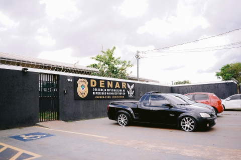 Funcion&aacute;rios sentem cheiro de maconha e descobrem droga em encomenda