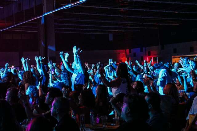 Show de rock combina com mesa? P&uacute;blico dos Tit&atilde;s responde de p&eacute;