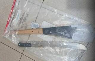 Homem em surto avança contra policiais com dois facões e morre baleado Homem em surto avança contra policiais com dois facões e morre baleado