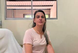 H&aacute; 45 anos, Adriane vive em corpo que n&atilde;o reconhece como seu