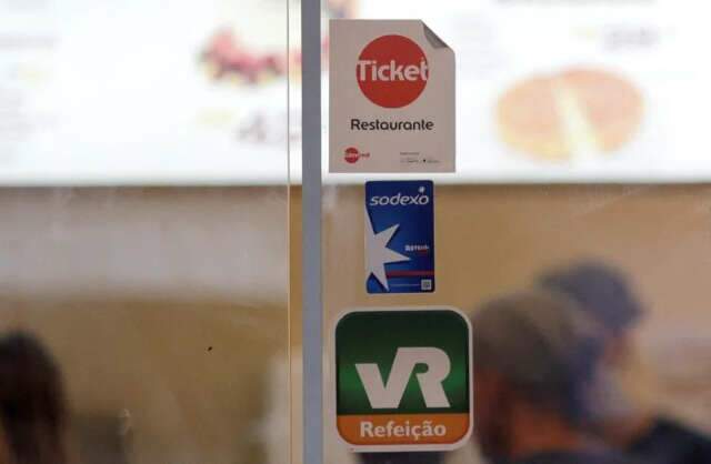 Empresas de vale-refei&ccedil;&atilde;o s&atilde;o notificadas por liberar bebidas alco&oacute;licas e ra&ccedil;&atilde;o