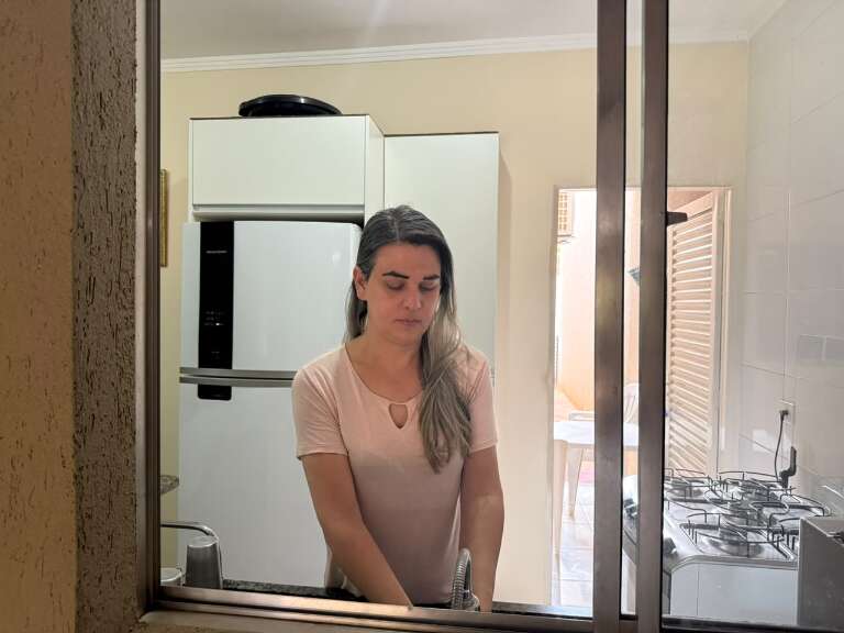 Há 45 anos, Adriane vive em corpo que não reconhece como seu
