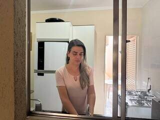 H&aacute; 45 anos, Adriane vive em corpo que n&atilde;o reconhece como seu