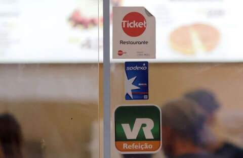 Empresas de vale-refei&ccedil;&atilde;o s&atilde;o notificadas por liberar bebidas alco&oacute;licas e ra&ccedil;&atilde;o