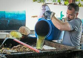 Óleo que iria para o ralo vira combustível após reciclagem Óleo que iria para o ralo vira combustível após reciclagem