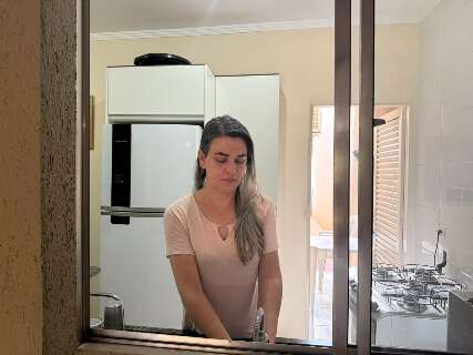 H&aacute; 45 anos, Adriane vive em corpo que n&atilde;o reconhece como seu