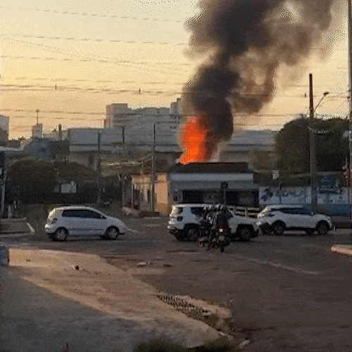 Inc&ecirc;ndio consome casa de madeira no bairro Cabre&uacute;va