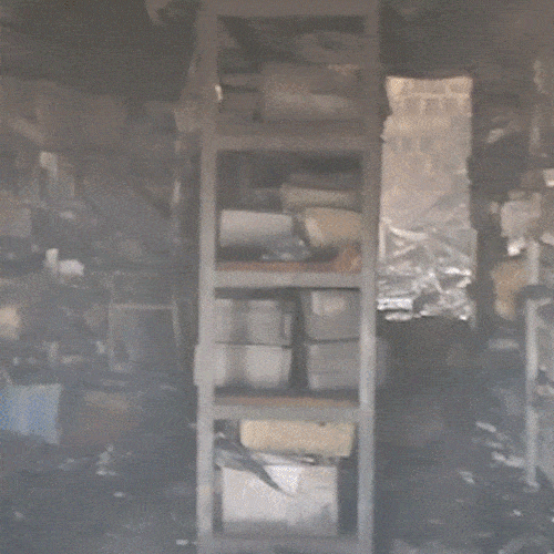 Ap&oacute;s inc&ecirc;ndio, gr&aacute;fica no Nova Lima fica destru&iacute;da e ainda exala fuma&ccedil;a