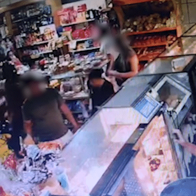 Atirador de capacete dispara contra jovem em padaria lotada