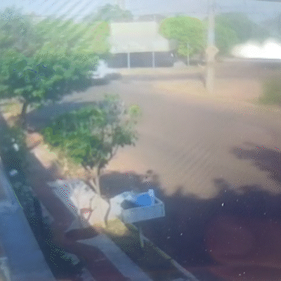 Picape tomba e trava tr&acirc;nsito em cruzamento ap&oacute;s acidente com van
