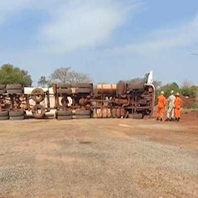 Vento forte tomba carreta que descarregava pedra para obra de asfalto