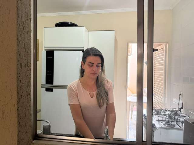 H&aacute; 45 anos, Adriane vive em corpo que n&atilde;o reconhece como seu