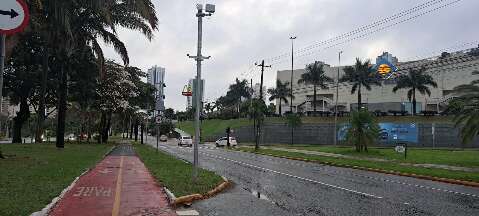 Ap&oacute;s chuva, sem&aacute;foros ficam desligados em pontos de Campo Grande