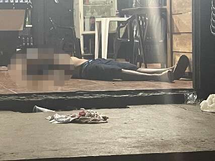 Atirador a p&eacute; invade bar, mata um e deixa quatro feridos
