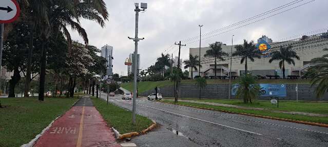 Ap&oacute;s chuva, sem&aacute;foros ficam desligados em pontos de Campo Grande