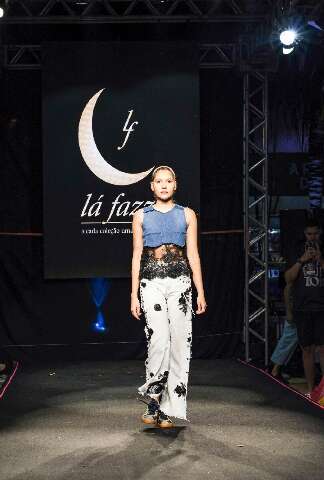 Aos 17 anos, Lara transforma roupas que iriam para o lixo em moda