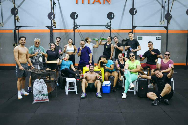 Pijama às 5h e churrasco à noite viram competição em treino de crossfit