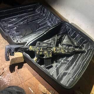 Suspeito de execu&ccedil;&atilde;o com espingarda morre ap&oacute;s apontar arma para policiais 