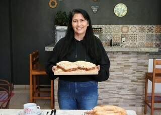 Rosa passou a vida na faxina e hoje faz cucas para conseguir padaria Rosa passou a vida na faxina e hoje faz cucas para conseguir padaria