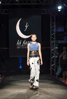 Aos 17 anos, Lara transforma roupas que iriam para o lixo em moda