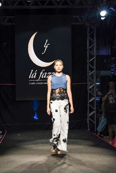 Aos 17 anos, Lara transforma roupas que iriam para o lixo em moda
