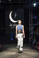 Aos 17 anos, Lara transforma roupas que iriam para o lixo em moda