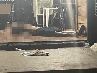 Atirador a p&eacute; invade bar, mata um e deixa quatro feridos