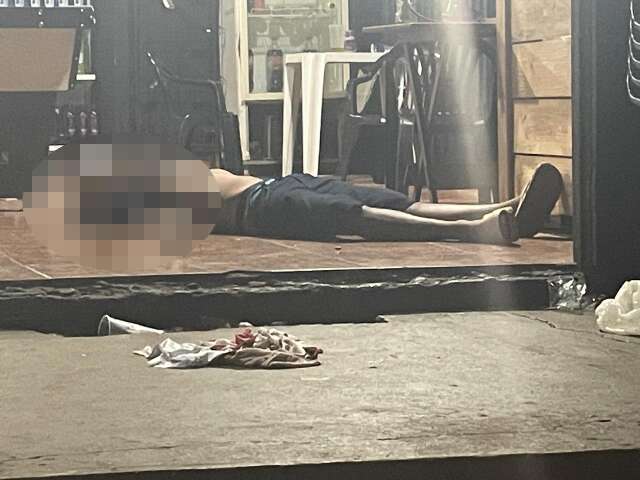 Atirador a p&eacute; invade bar, mata um e deixa quatro feridos