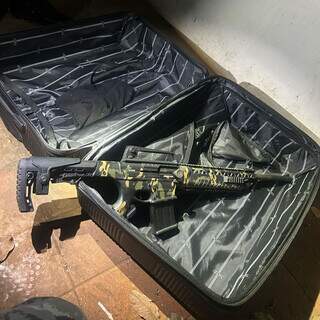Suspeito de execu&ccedil;&atilde;o com espingarda morre ap&oacute;s apontar arma para policiais 