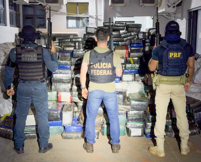 Ap&oacute;s fuga de caminhonetes, pol&iacute;cia encontra 7,14 toneladas de maconha 