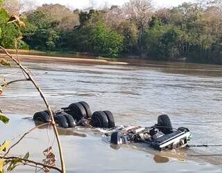 Após quase 20 dias submersa, carreta que caiu em ponte no Rio Taquari é retirada Após quase 20 dias submersa, carreta que caiu em ponte no Rio Taquari é retirada