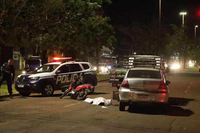 Motociclista morre ap&oacute;s ser prensada entre carro e caminh&atilde;o em sem&aacute;foro
