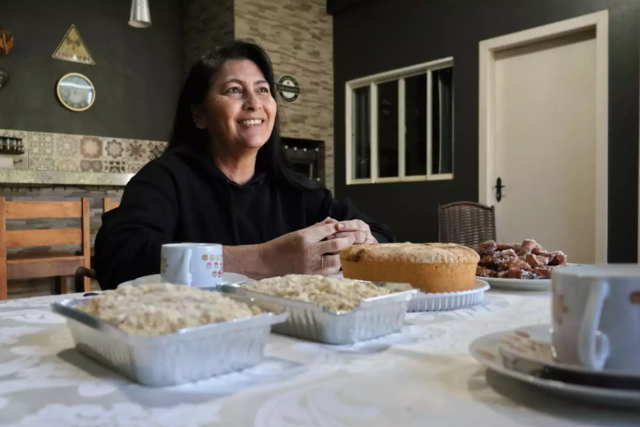 Rosa passou a vida na faxina e hoje faz cucas para conseguir padaria