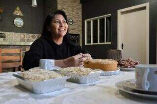 Rosa passou a vida na faxina e hoje faz cucas para conseguir padaria