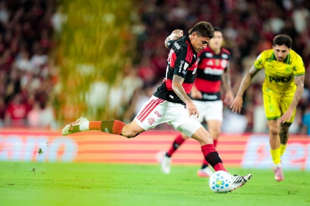 Flamengo bate Mirassol e fica a um ponto do l&iacute;der Palmeiras no Brasileir&atilde;o