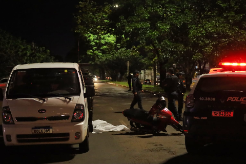 Condutora que atingiu motociclista em sem&aacute;foro &eacute; presa com CNH suspensa