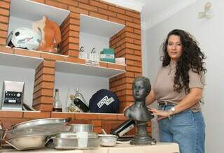 Casa vira bazar com quadros, panelas de ferro e relíquias a partir de R$ 5 Casa vira bazar com quadros, panelas de ferro e relíquias a partir de R$ 5