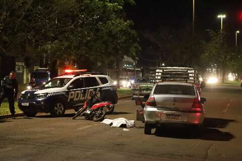 Motociclista morre ap&oacute;s ser prensada entre carro e caminh&atilde;o em sem&aacute;foro