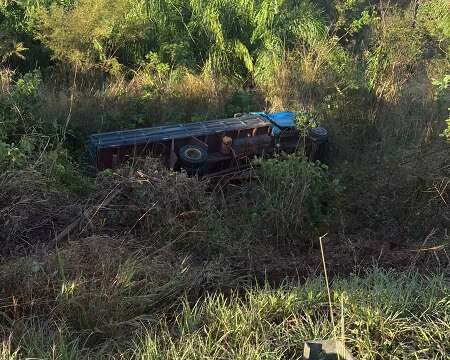 Caminhoneiro sem cinto perde controle de ve&iacute;culo, capota na serra e morre