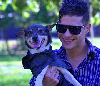 Cachorro vai ao trabalho, à igreja e não desgruda de jardineiro