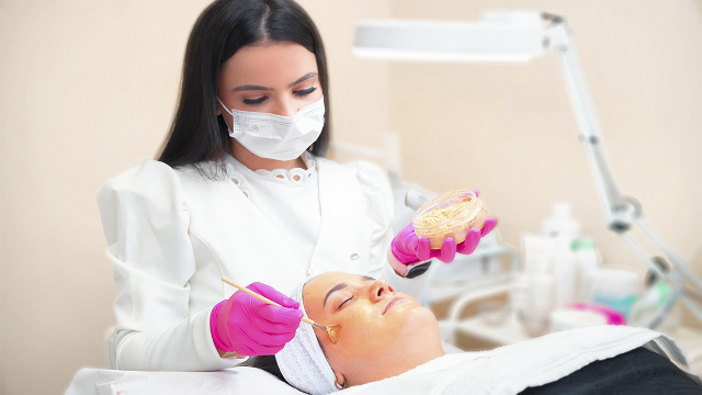 Cliente dorme enquanto tira cravos e esteticista transforma t&eacute;cnica em m&eacute;todo