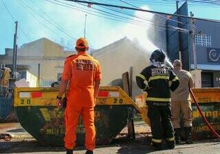 Inc&ecirc;ndio atinge casas, fecha trecho de rua e mobiliza bombeiros na Vila Gl&oacute;ria
