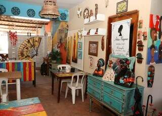 Casal abre restaurante em casa com comida caseira e galeria de arte Casal abre restaurante em casa com comida caseira e galeria de arte